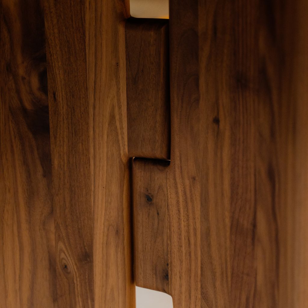 Zoom in notenhouten tafel