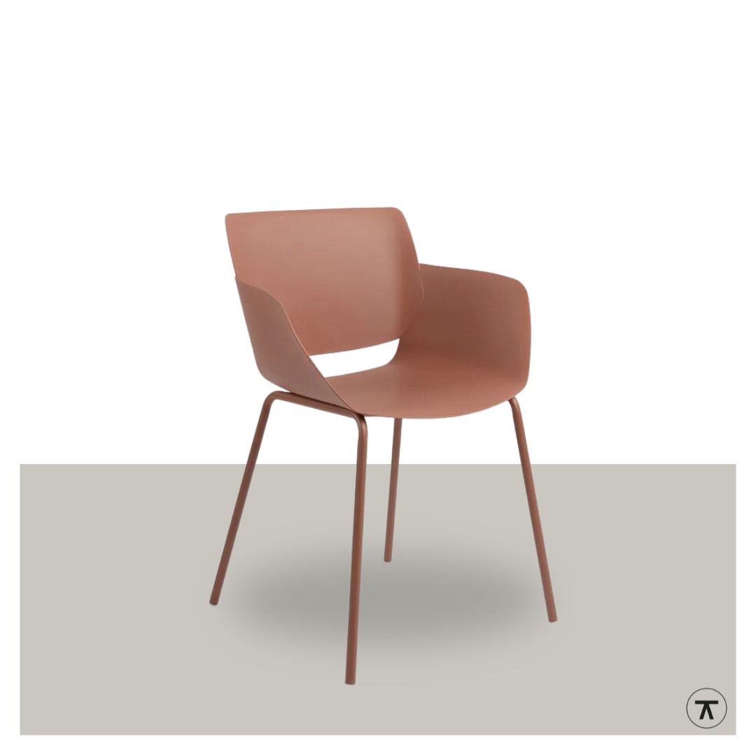 Tuinstoel Koto in de kleur Soft Stone met een inkeping in de rugleuning