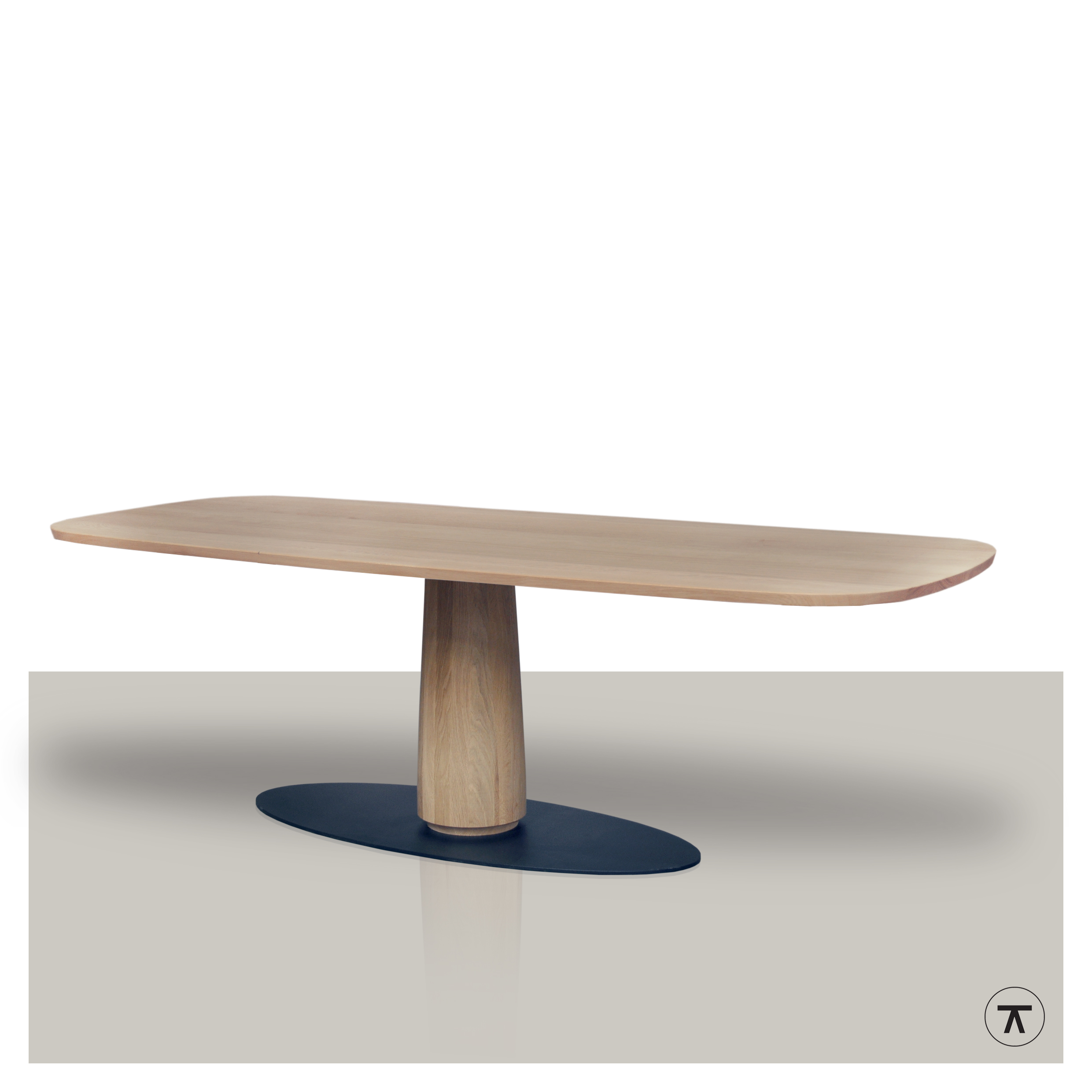 Deens ovale tafel Bomo met houten kolom onderstel op metalen plaat