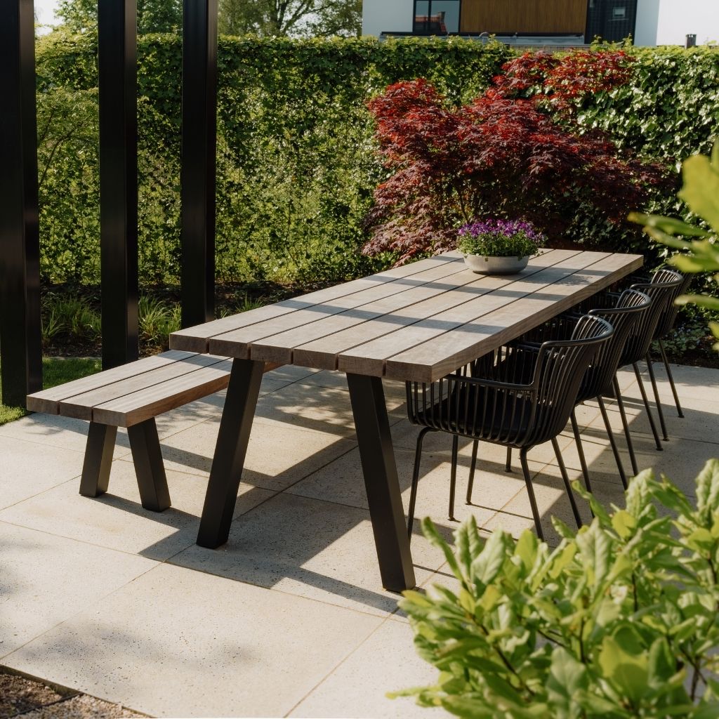 Combinatie tuintafel met bankje en stoelen