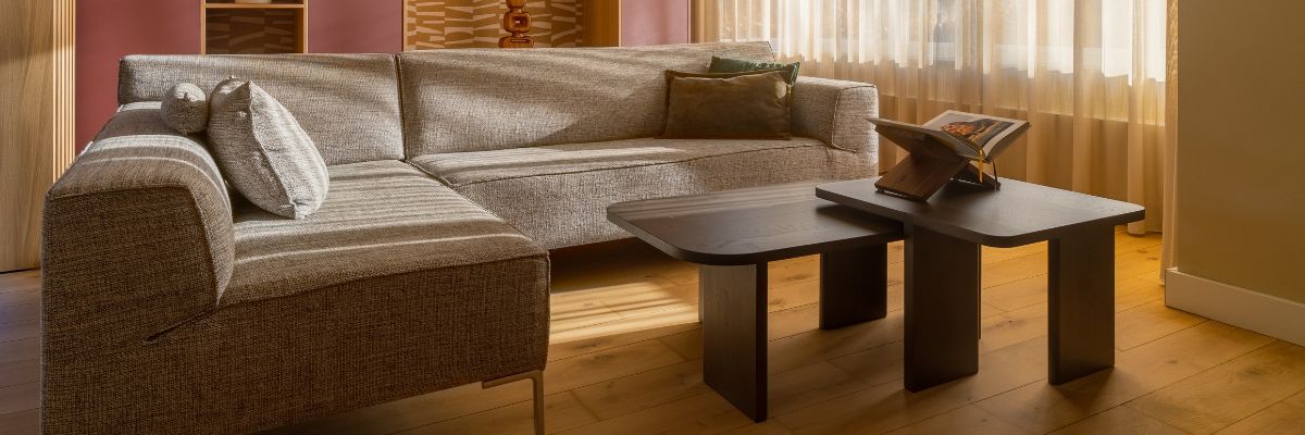 Header blog houten salontafels met twee vierkante salontafels