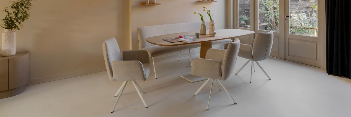 Tafel met stoelen met wit gepoedercoat onderstel