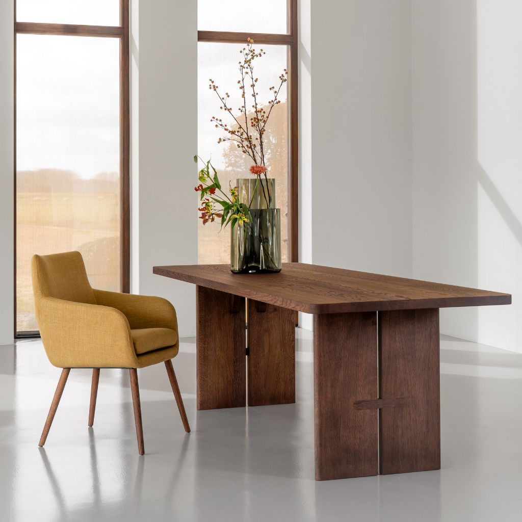 Stoel zit in het geel aan houten eettafel