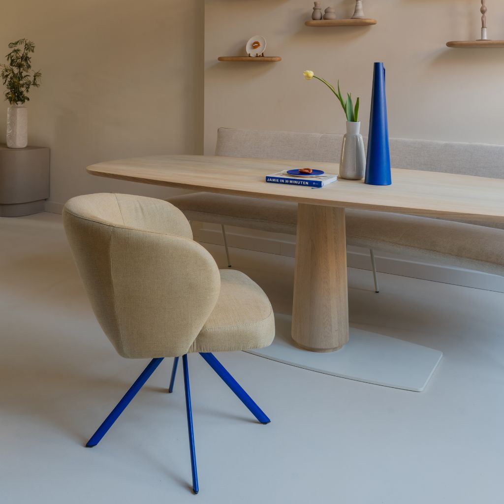 Stoel met blauw gepoedercoat onderstel