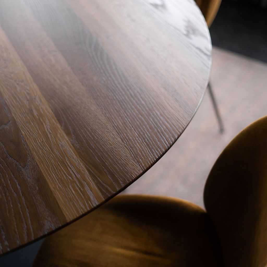 Zoom in geborsteld hout bij eettafel