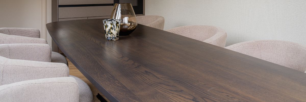 Knoesten, scheuren en sproeten bij tafels