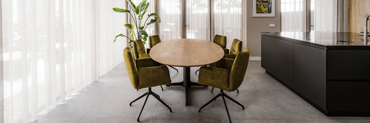 Ovale tafel met metalen middenpoot