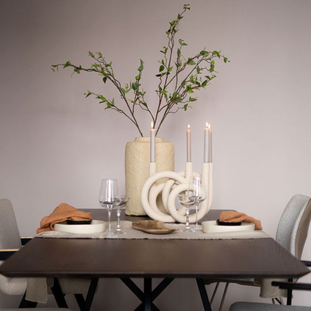 Gedekte eettafel met verschillende lagen