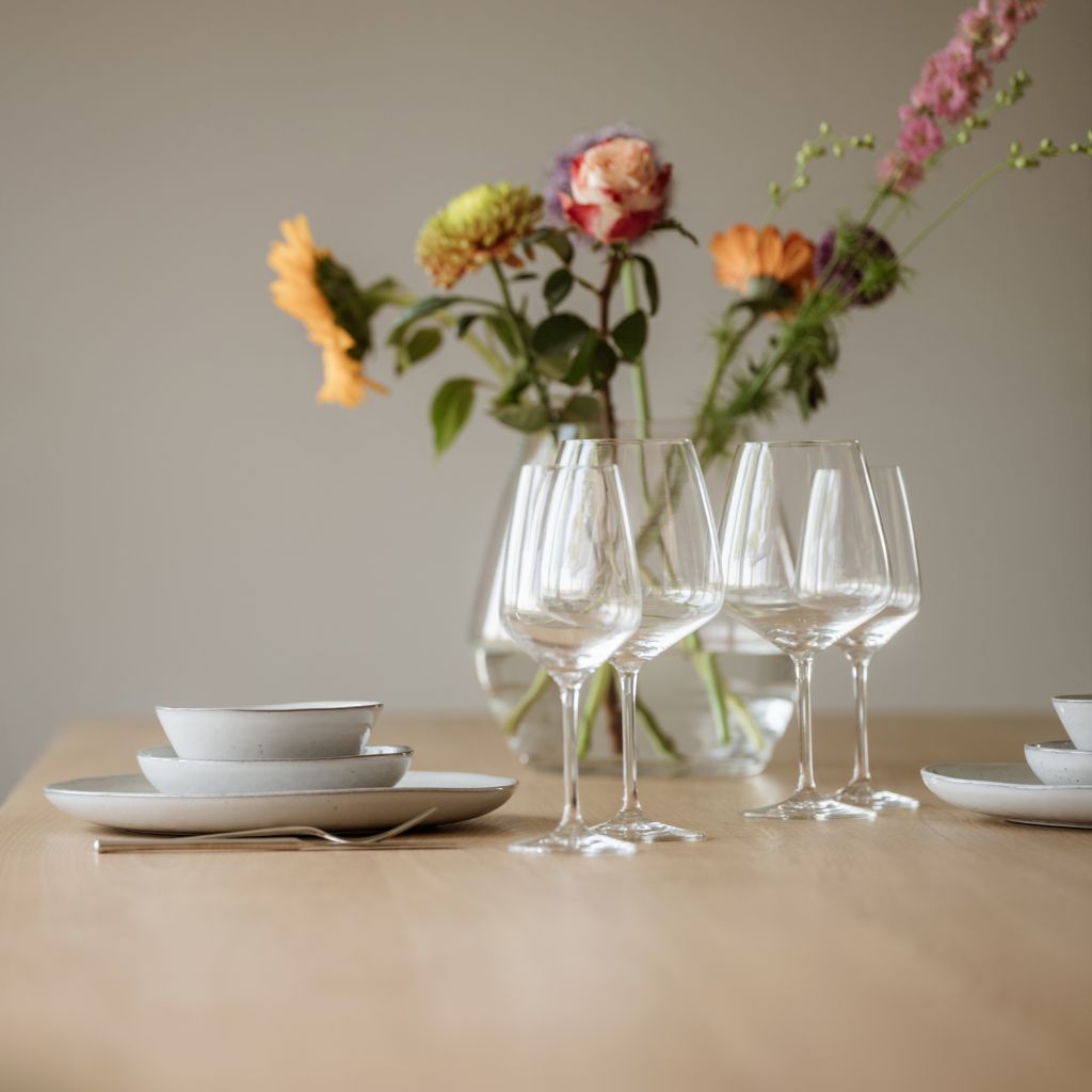 Gedekte tafel basic met gekleurde bloemen