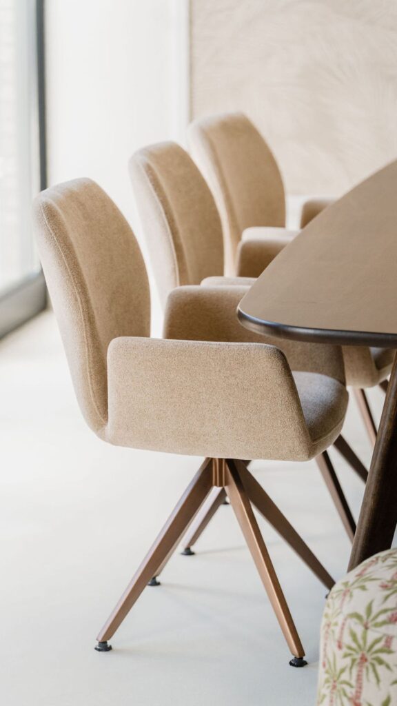 3 lichte eetkamerstoelen aan tafel